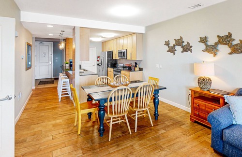 Sandbridge Condominio | 1st-floor condo near the beach with balcony, grills, outdoor pool & gym