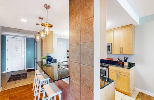 Sandbridge Condominio | 1st-floor condo near the beach with balcony, grills, outdoor pool & gym