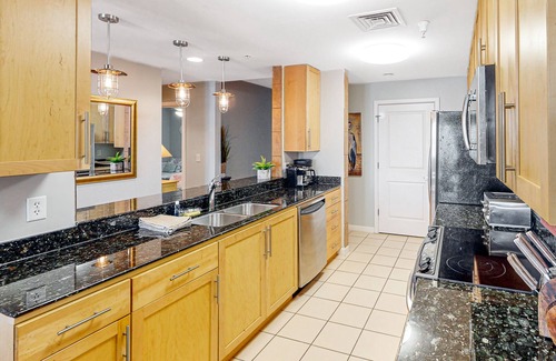Sandbridge Condominio | 1st-floor condo near the beach with balcony, grills, outdoor pool & gym