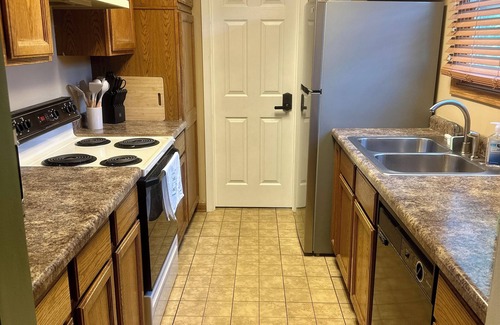West Chicago Apartamento | 1st Floor In Single Family Home on 2.5 Fenced Acres