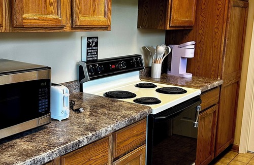 West Chicago Apartamento | 1st Floor In Single Family Home on 2.5 Fenced Acres