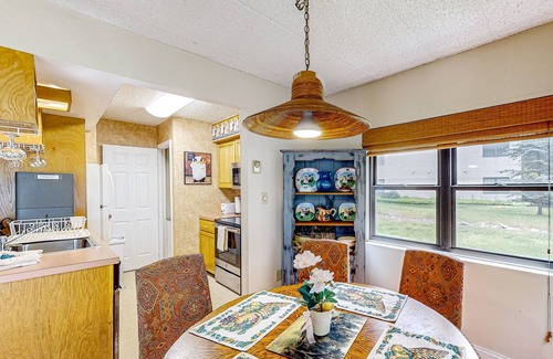 Lake Harmony Condominio | 1st-floor lakefront condo with mountain views & pool - near ski/hiking