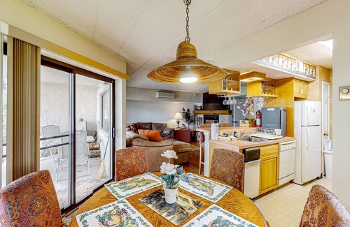 Lake Harmony Condominio | 1st-floor lakefront condo with mountain views & pool - near ski/hiking