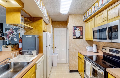 Lake Harmony Condominio | 1st-floor lakefront condo with mountain views & pool - near ski/hiking