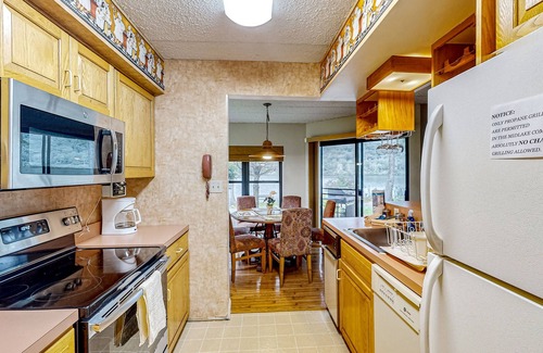 Lake Harmony Condominio | 1st-floor lakefront condo with mountain views & pool - near ski/hiking