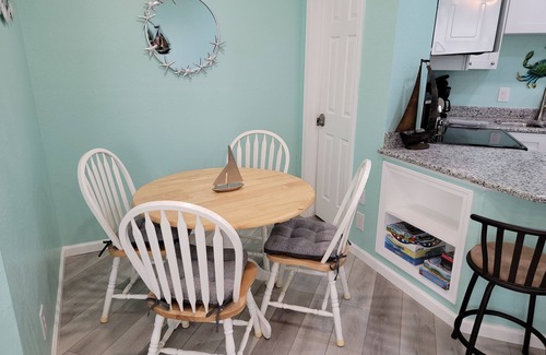 Corpus Christi Condominio | 1st FLOOR OASIS, WALK TO BEACH, POOL, HOT TUB, & GYM