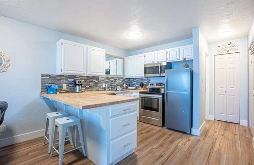 Eddyville Condominio | 1st floor Oceanfront studio with king bed, AC & hot tub
