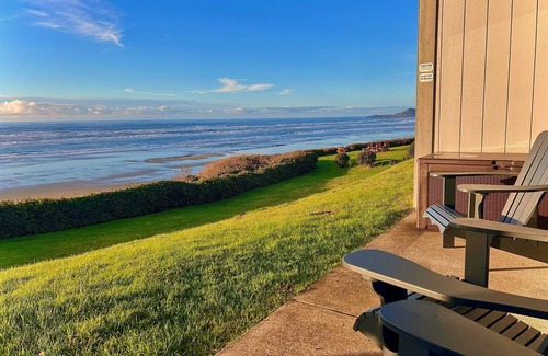 Eddyville Condominio | 1st floor Oceanfront studio with king bed, AC & hot tub