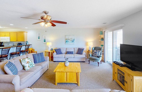 Sandbridge Condominio | 1st-floor Seaside condo 1 block from beach with pool & private deck