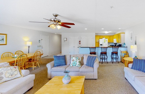 Sandbridge Condominio | 1st-floor Seaside condo 1 block from beach with pool & private deck