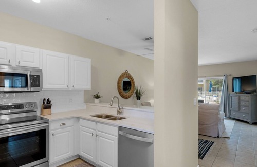 Seagrove Beach Condominio | 1st Floor, Walkable to Dining, Shopping, Beach - Sleeps 6