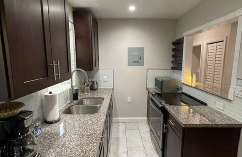 Croissant Park Apartamento | 2/1 close to Downtown Fort Lauderdale, Free Parking, Washer and Dryer