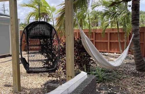 Croissant Park Apartamento | 2/1 close to Downtown Fort Lauderdale, Free Parking, Washer and Dryer