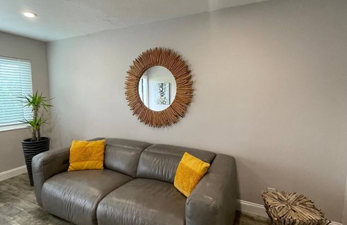 Croissant Park Apartamento | 2/1 close to Downtown Fort Lauderdale, Free Parking, Washer and Dryer