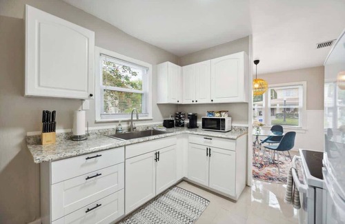 Dixieland Casa | 2/1 Fenced Home Pet Friendly