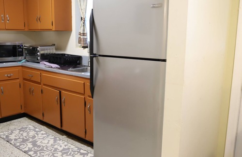 College Park Casa | 2/1 town house, 3 beds, 2 miles to the beaches
