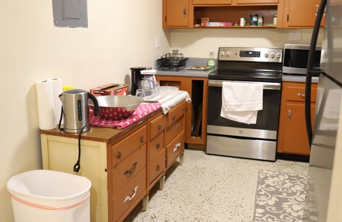College Park Casa | 2/1 town house, 3 beds, 2 miles to the beaches