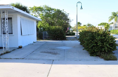 College Park Casa | 2/1 town house, 3 beds, 2 miles to the beaches