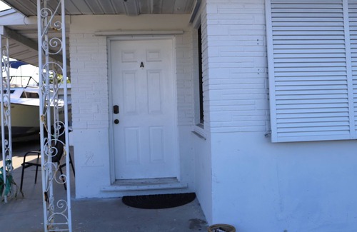 College Park Casa | 2/1 town house, 3 beds, 2 miles to the beaches