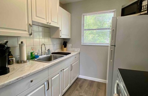 Disston Heights Apartamento | 2/1 Upstairs Apt - 15 min from beach or downtown!