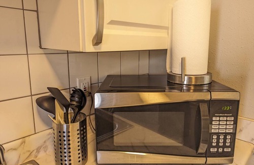 Disston Heights Apartamento | 2/1 Upstairs Apt - 15 min from beach or downtown!