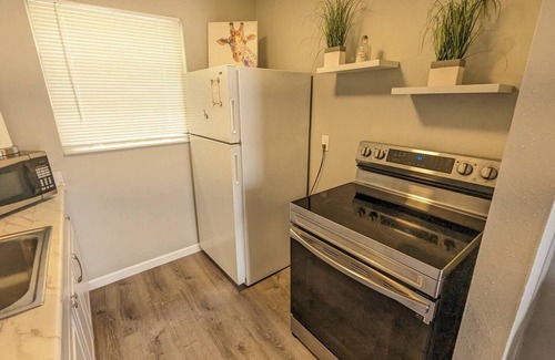 Disston Heights Apartamento | 2/1 Upstairs Apt - 15 min from beach or downtown!