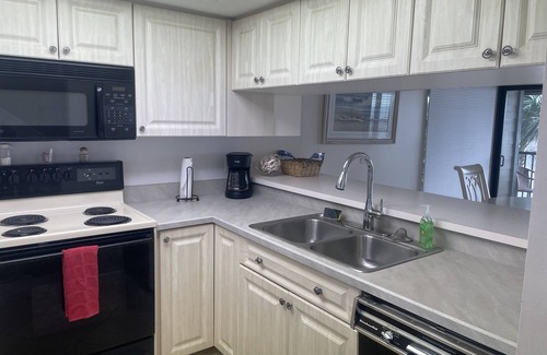 Bokeelia Condominio | 2/2.5 condo with docking available for your boat and pools for soaking