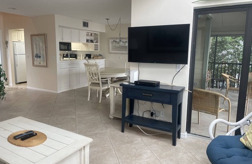 Bokeelia Condominio | 2/2.5 condo with docking available for your boat and pools for soaking