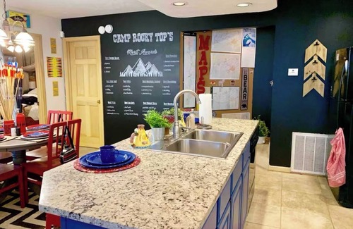 Chalet Village Chalet De Esquí | 2/2 Borders GSMNP and Steps from Cove Mountain Trail: Private Hot Tub & Game Rm