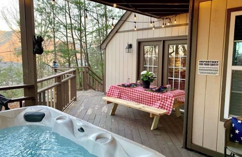 Chalet Village Chalet De Esquí | 2/2 Borders GSMNP and Steps from Cove Mountain Trail: Private Hot Tub & Game Rm
