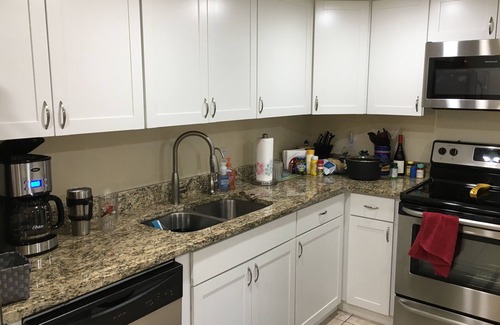 Oak Hollow Condominio | 2/2 planta baja limpia y actualizada incluye WiFi, paquete de televisión, servicios públicos.
