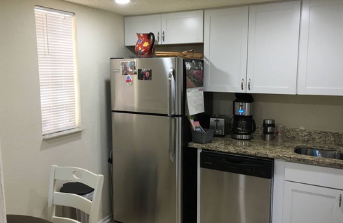 Oak Hollow Condominio | 2/2 planta baja limpia y actualizada incluye WiFi, paquete de televisión, servicios públicos.