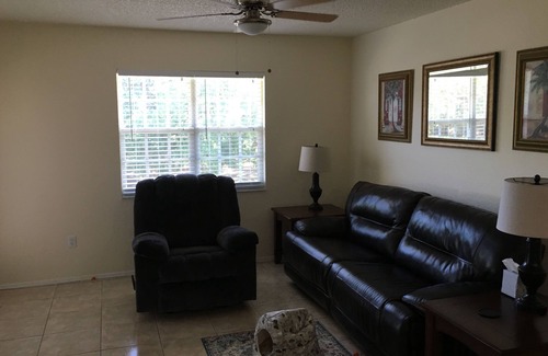 Oak Hollow Condominio | 2/2 planta baja limpia y actualizada incluye WiFi, paquete de televisión, servicios públicos.