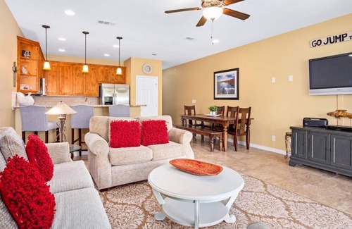 New Braunfels Condominio | A estrenar 2/2 Condo En Río Guadalupe Con Hermosas Vistas Canyon
