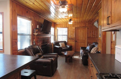 Big Bear City Cabina | 2+2, Spa, Sleeps 6, Walk 2 Hiking & Biking Trails, Pet Friendly on North Shore