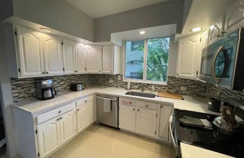 Victoria Park Cabaña | 2/2 Spacious Coconut Cottage - Near Las Olas Blvd