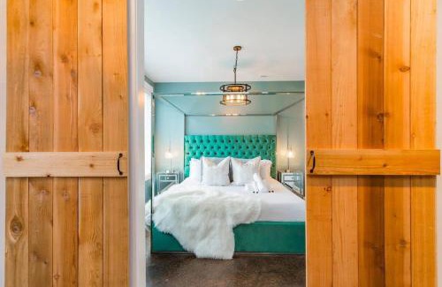South Nashville Casa | 2 5 miles to DWNTN 3 King Beds - Garage Parking