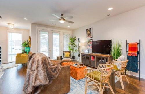 South Nashville Casa | 2 5 miles to DWNTN 3 King Beds - Garage Parking