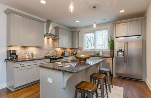South Nashville Casa | 2 5 miles to DWNTN 3 King Beds - Garage Parking