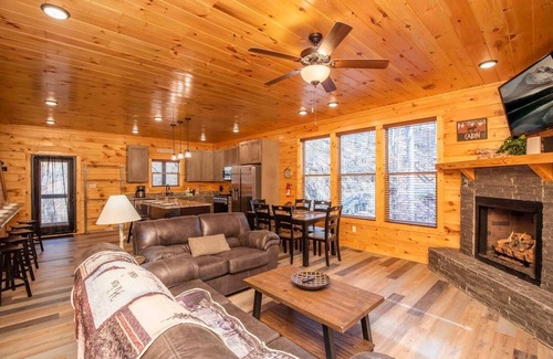 Sevierville Cabina | 2 5BR/6BA Cabins. Private pool, game room, theater