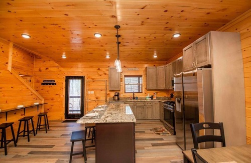 Sevierville Cabina | 2 5BR/6BA Cabins. Private pool, game room, theater