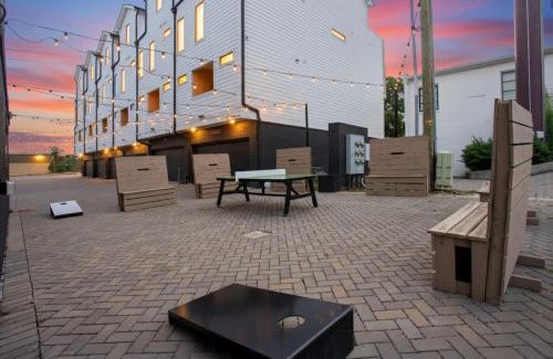 Eighth Avenue Casa | 2 Adjacent Gem Great for Big Groups 8th Ave S