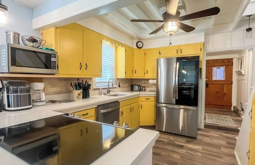 North Glade Hills Casa | 2 Adjacent Houses Rented Together!!