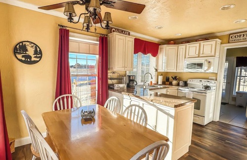 North Glade Hills Casa | 2 Adjacent Houses Rented Together!!