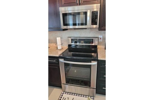 Rollington Town Condominio | 2 B/room upscale location, pool, security, laundry