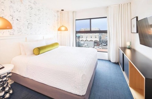 Venice Hotel | 2 Balcony Rooms w/ City Views | Rooftop | Free Breakfast | Venice Fun