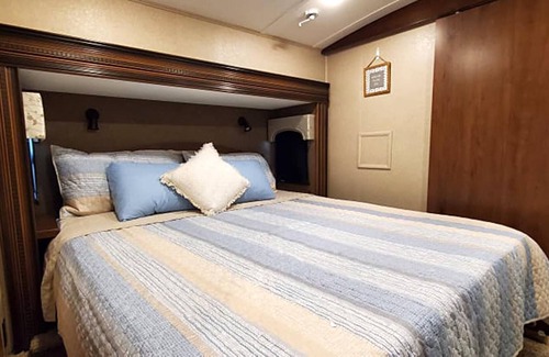 River Ranch Cabaña | 2 BATH Fully Stocked RV w/ FREE Golf Cart! 200