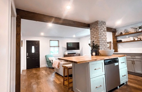 Sarnia Casa | 2 BATHROOM Executive Cottage with Office