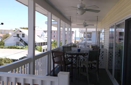 Tybee Island Condominio | 2 Bd / 2bath Condo! 200 pasos a la playa! Vista al agua!