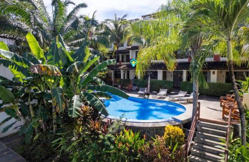 Coco Sunset Hills Apartamento | 2-BD Beauty with Pool, Walk to Beach